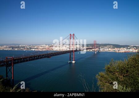 Lisbonne 25 avril pont suspendu reliant à Almada au-dessus du Tage. Vue du dessus à la rive sud avec une partie de la ville de Lisbonne comme backgr Banque D'Images