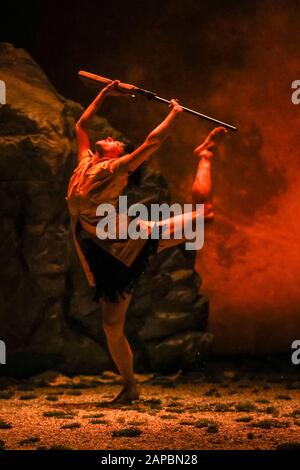 Barbican Theatre, Londres, 22 Janvier 2020. Maria Carolina Vieira réalise une scène à couper le souffle avec un pistolet devant une lune géante. Groupe belge Peeping Tom explore les perceptions de l'enfance, en utilisant la danse, l'humour et la chorégraphie de théâtre physique dans leur production nommée Child (Kind). Fait partie du London International Mime Festival 2020, 'Peeping Tom - Child (Kind) court au Barbican Theatre du 22 au 25 janvier. Crédit: Imagetraceur/Alay Live News Banque D'Images