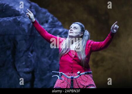 Barbican Theatre, Londres, 22 Janvier 2020. Chanteur Eurudyke de Beul dans une scène sinistre avec des artistes masqués en rampant. Groupe belge Peeping Tom explore les perceptions de l'enfance, en utilisant la danse, l'humour et la chorégraphie de théâtre physique dans leur production nommée Child (Kind). Fait partie du London International Mime Festival 2020, 'Peeping Tom - Child (Kind) court au Barbican Theatre du 22 au 25 janvier. Crédit: Imagetraceur/Alay Live News Banque D'Images