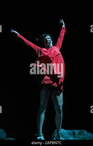 Barbican Theatre, Londres, 22 Janvier 2020. Marie Gyselbrecht danse dans une robe rouge vif. Groupe belge Peeping Tom explore les perceptions de l'enfance, en utilisant la danse, l'humour et la chorégraphie de théâtre physique dans leur production nommée Child (Kind). Fait partie du London International Mime Festival 2020, 'Peeping Tom - Child (Kind) court au Barbican Theatre du 22 au 25 janvier. Crédit: Imagetraceur/Alay Live News Banque D'Images