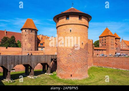 Malbork, Pomerania / Pologne - 2019/08/24: Vue panoramique du château médiéval de l'ordre teutonique à Malbork, Pologne - murs de défense externes avec bas Banque D'Images