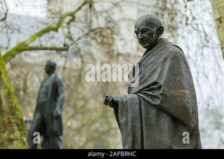 22 Janvier 2020, Londres, Royaume-Uni : Statue De Mahatma Gandhi Sur La Place Du Parlement De Londres. .Mahatma Gandhi est né le 2 octobre 1869 à Porbandar au Gujarat, en Inde. Le 30 janvier 1948, un fanatique hindou, Natturam Gosse, a tué Mahatma Gandhi lors d'une réunion de prière à Delhi. (Image crédit : © Dinendra Haria/SOPA Images via ZUMA Wire) Banque D'Images