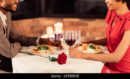 Conjoint Noir Ayant Une Date Romantique Manger Dans Le Restaurant, Panorama, Court Banque D'Images