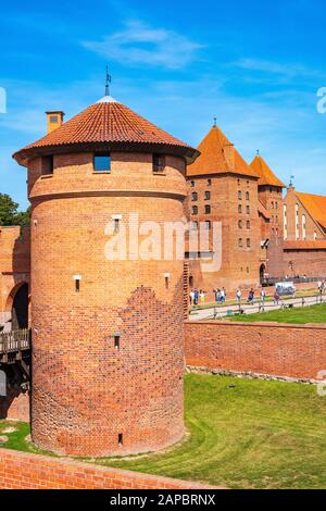Malbork, Pomerania / Pologne - 2019/08/24: Vue panoramique du château médiéval de l'ordre teutonique à Malbork, Pologne - murs de défense externes avec bas Banque D'Images