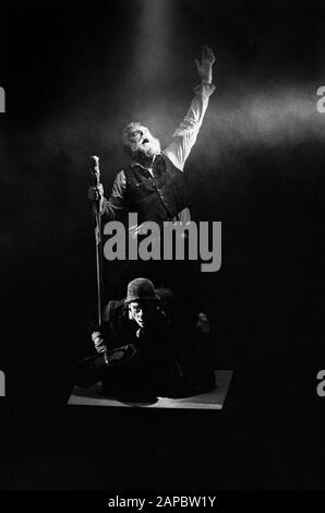 Michael Gambon comme Lear avec Antony Sher comme Lear's Fool dans LE ROI LEAR par Shakespeare dirigé par Adrian Noble au Royal Shakespeare Theatre, Stratford-upon-Avon en 1982. Une production de Royal Shakespeare Company (RSC). Michael John Gambon, né à Cabra, Dublin en 1940, a déménagé à Londres à l'âge de 6 ans et est devenu citoyen britannique. Fait chevalier en 1998. Plusieurs lauréats, dont 3 Oliviers et 4 BAFTA. Banque D'Images