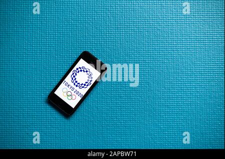 TOKYO, JAPON, JANVIER. 20. 2020: Logo des XXXII Jeux Olympiques d'été 2020 sur un écran de téléphone mobile. Espace d'édition bleu Banque D'Images