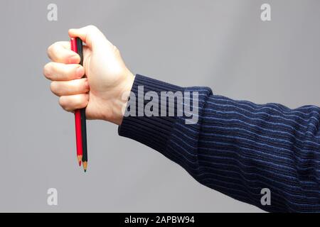 couleurs avec le point vif, groupe de couleurs unis dans la main d'une personne adulte; couleurs assorties dans différents crayons Banque D'Images