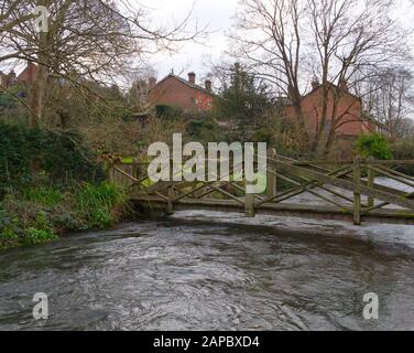 Ville historique de Winchester, Angleterre. Promenade sur la rivière de la beauté diverse. Des images hivernales avec le ciel d'hiver suivant la rivière Ichen s'écoulent. Magnifique. Banque D'Images