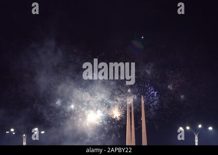 Petites explosions de feux d'artifice en vacances dans la ville. Banque D'Images