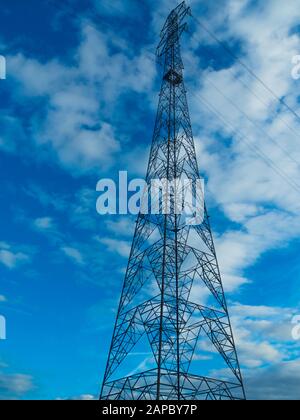 Tour de transmission de très haute taille ou pylône haute tension de l'électricité sur le fleuve Tees au South Bank Centre de Middlesbrough en donnant jeu pour grand shi Banque D'Images