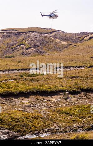 Hélicoptère en service public de nettoyage des toilettes près du mont Ruapehu, parc national de Tongariro, Île du Nord, Nouvelle-Zélande, Banque D'Images