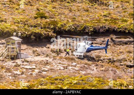 Hélicoptère en service public de nettoyage des toilettes près du mont Ruapehu, parc national de Tongariro, Île du Nord, Nouvelle-Zélande, Banque D'Images