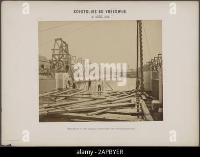 Merwedekanaal au sud d'Utrecht Description: Construction d'une écluse près de Vreeswijk. Position dans la fosse à écluses, au nord de la tête de serrure centrale Date: 25 avril 1884 lieu: Utrecht, Vreeswijk, Vreeswijk mots clés: Serrures, puits de serrure, serrures, génie hydraulique Banque D'Images