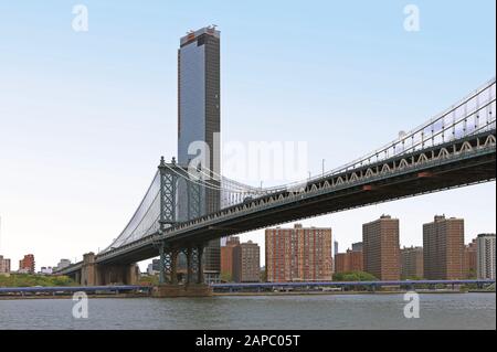 Pont suspendu de Manhattan en face de East River tourné depuis Brooklyn Park Banque D'Images