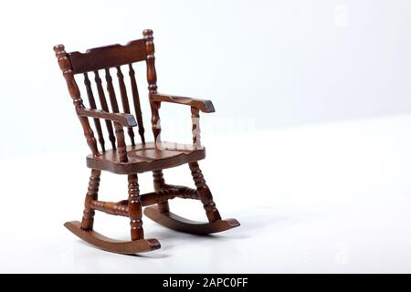 intérieur de maison de poupée - chaise à bascule isolée sur fond blanc. L'image contient de l'espace de copie Banque D'Images