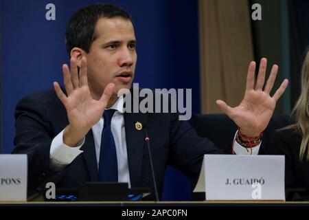 Bruxelles, Belgique. 22 janvier 2020. Le leader vénézuélien de l'opposition Juan Guaido parle lors d'une conférence de presse au Parlement européen crédit: Alexandros MICHAILIDIS/Alay Live News Banque D'Images