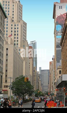 New York, États-Unis - 05 juin 2019: Les gens qui marchent autour de la route travaille à Manhattan dans la ville de New York avec des signes qui suggèrent que toutes les voitures fusionnent à gauche Banque D'Images