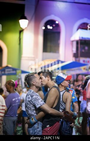 Salvador, Bahia Brésil. Carnaval 2019 - deux hommes embrassant dans les rues de l'ancien centre colonial, le Pelourinho Banque D'Images