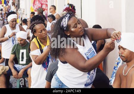 Préparation du costume traditionnel pour le défilé des Filhos de Gandhy (chic) au carnaval de Salvador, Bahia, Brésil en 2019 Banque D'Images