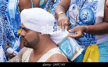 Un homme préparant le costume traditionnel pour le défilé des Filhos de Gandhy (sic) au carnaval de Salvador, Bahia, Brésil en 2019 Banque D'Images