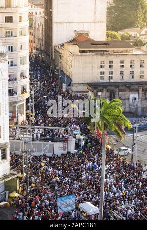 Filhos de Gandhy (sic) parade et révéeurs au carnaval de Salvador, Bahia, Brésil en 2019 Banque D'Images