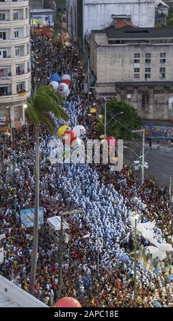 Filhos de Gandhy (sic) parade et révéeurs au carnaval de Salvador, Bahia, Brésil en 2019 Banque D'Images