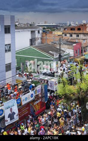 Célébrations du Carnaval dans une communauté de favela slum du centre-ville au Brésil Banque D'Images