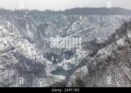 Vallée des lacs de Plitvice sous la neige épaisse, Croatie. Dans le parc national des lacs de Plitvice, les nombreuses chutes d'eau et les rivières créent de beaux paysages Banque D'Images