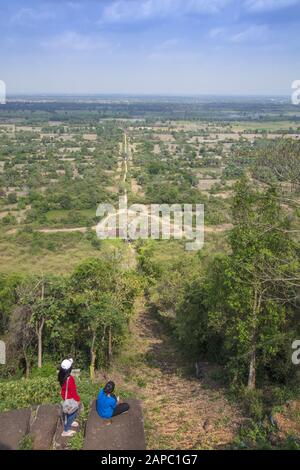 Chisor montagne. Ancienne route d'Angkor qui s'étend sur un paysage rural et des marches ruinées menant à la ville perdue du temple de Prasat Phnom Chisor Banque D'Images