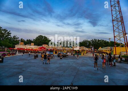 Les clients qui s'amusent à Six Flags Great Adventure, un célèbre parc d'attractions situé dans le canton de Jackson, dans le New Jersey Banque D'Images