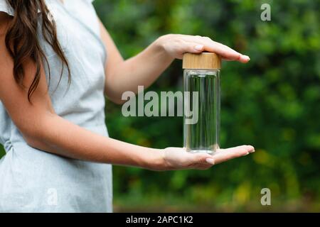 Flacon de boisson réutilisable dans les mains de la femme. Sauver notre planète. Concept zéro déchet. Concept de style de vie vert et conscient. Banque D'Images