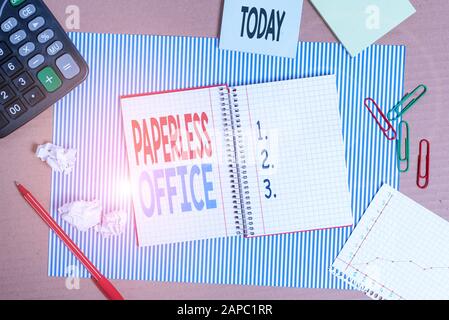 Note d'écriture montrant le bureau sans papier. Concept d'entreprise pour l'environnement de travail dans lequel l'utilisation du papier est éliminée carton pour ordinateur portable à panneaux de papier à rayures Banque D'Images