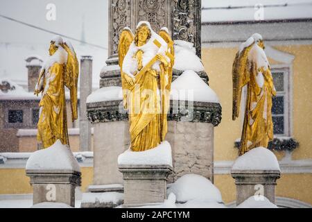 Colonne de Marie avec des statues dorées d'anges devant la cathédrale de Zagreb, Croatie. Banque D'Images