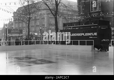 17 décembre prochaine patinoire sur Leidseplein sera ouverte à Amsterdam Date: 15 décembre 1981 lieu: Amsterdam, Noord-Holland mots clés: Ice rinks Nom du personnage: Leidseplein Banque D'Images