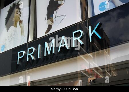 VENLO, PAYS-BAS - 8 AOÛT. 2019 : gros plan du panneau Primark bleu sur la façade du magasin Banque D'Images