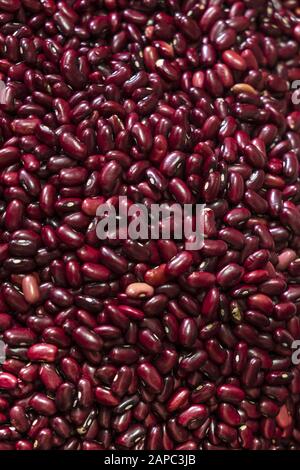 Haricots rouges bruts ou haricots rouges à vendre sur un marché Banque D'Images