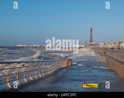 Vents forts et marée haute à Blackpool Banque D'Images