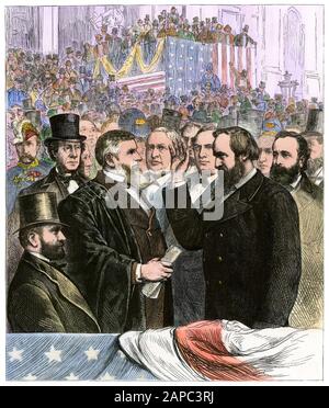 Rutherford B. Hayes prêtant serment de président au Capitole, 1877. Coupe de bois de couleur manuelle Banque D'Images