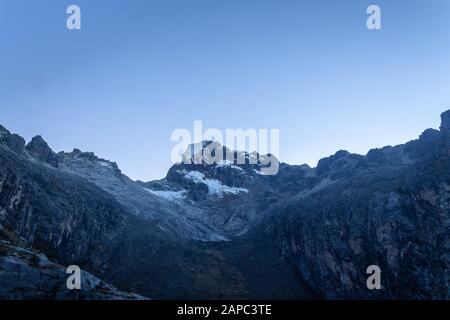 Montagne au Pérou le matin dans le parc national de Huascaran. Banque D'Images