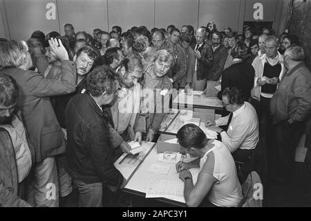 Grève de 24 heures dans le secteur général du fret à Rotterdam; registre des grévistes à Rotterdam Sud Date : le 14 septembre 1984 lieu : Rotterdam, Zuid-Holland mots clés : grévistes Banque D'Images