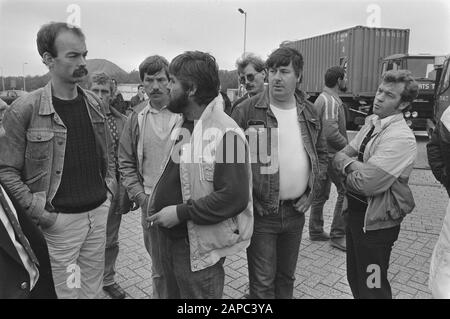 Grève de 24 heures dans le secteur général du fret à Rotterdam; grévistes actifs à la porte du port maritime où un blocus a été exécuté Date : le 14 septembre 1984 lieu : Rotterdam, Zuid-Holland mots clés : blocus, grévistes Banque D'Images