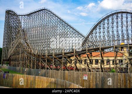 Le célèbre montagnes russes en bois El Toro à Six Flags Great Adventure's à Jackson Township, NJ Banque D'Images