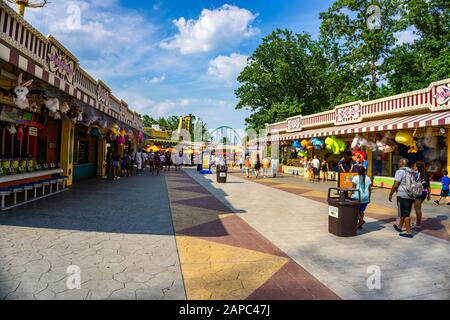 Les clients qui s'amusent à Six Flags Great Adventure, un célèbre parc d'attractions situé dans le canton de Jackson, dans le New Jersey Banque D'Images