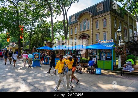 Les clients qui s'amusent à Six Flags Great Adventure, un célèbre parc d'attractions situé dans le canton de Jackson, dans le New Jersey Banque D'Images