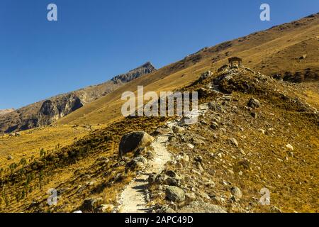 Chemin vers les montagnes dans le parc national de Huascarán au Pérou. Banque D'Images