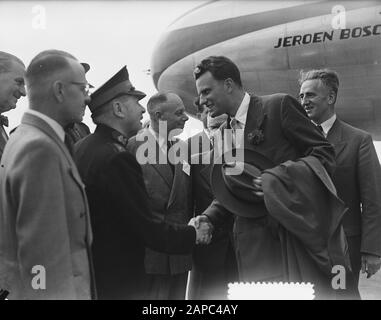 L'évangéliste américain Billy Graham sera accueilli par le Comité Billy Graham à son arrivée à Schiphol. Sur le devant gauche se trouve le membre du conseil d'administration ds T.B. van Houten (1913-1989), en 1954 preacher à Aalsmeer, également traducteur des divers livres de Graham en néerlandais Annotation: Le major L. Nijman de l'Armée du Salut et traducteur pendant les discours shakes sa main. Date: 22 juin 1954 lieu: Noord-Holland, Schiphol mots clés: Salutations, évangélistes, avions Nom personnel: Graham, Billy, Houten, T.B. van, Nijman, L. Banque D'Images