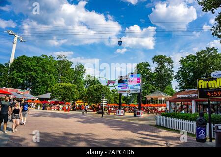 Les clients qui s'amusent à Six Flags Great Adventure, un célèbre parc d'attractions situé dans le canton de Jackson, dans le New Jersey Banque D'Images