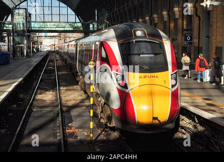 Lner classe 800 Azuma train express de passagers dans la lumière frappée de la plate-forme 1, King's Cross station, Londres, Angleterre, Royaume-Uni Banque D'Images