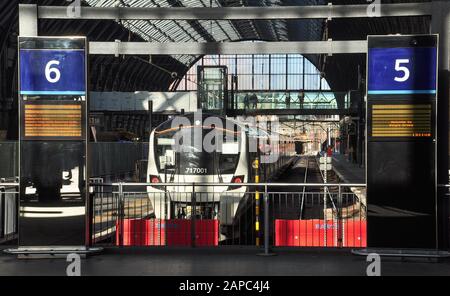 Classe 717 EMU sur la plate-forme 6 de la gare de King's Cross, Londres, Angleterre, Royaume-Uni Banque D'Images