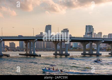 Bateaux De Plaisance En Miami Banque D'Images